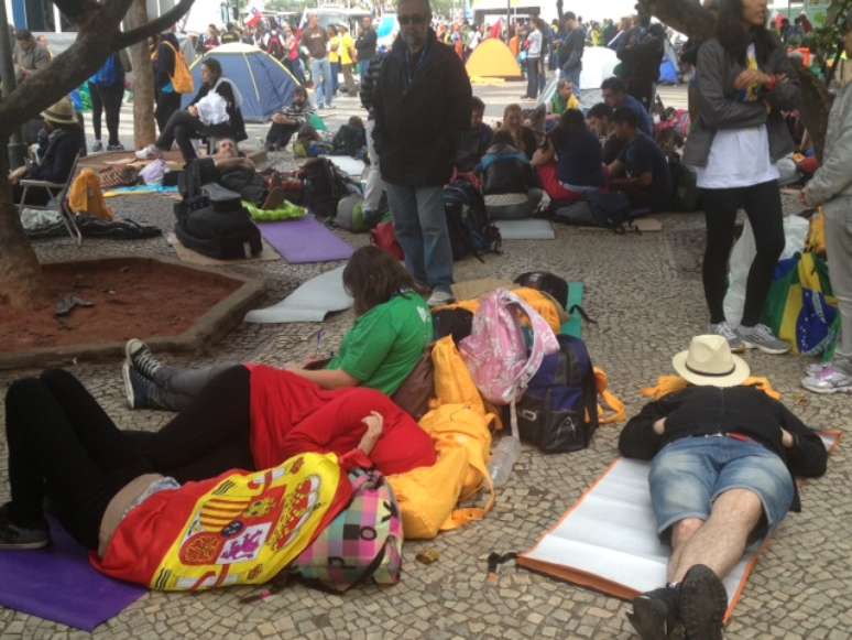 Na região da praça do Lido, o cansaço era visível nas hordas de fiéis deitados no chão alheios ao que estava se passando no palco principal da JMJ