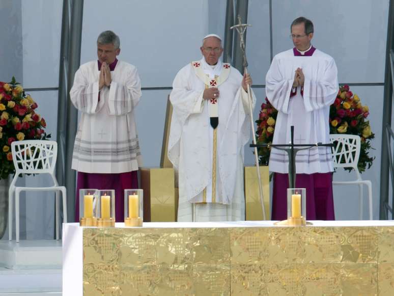 <p>O papa Francisco celebra a Missa do Envio diante de milhares de fiéis na praia de Copacabana</p>