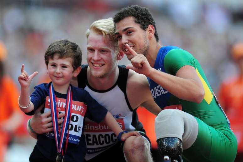 Alan Fonteles e Jonnie Peacock posam para foto com Rio Woolf no Est&aacute;dio Ol&iacute;mpico de Londres