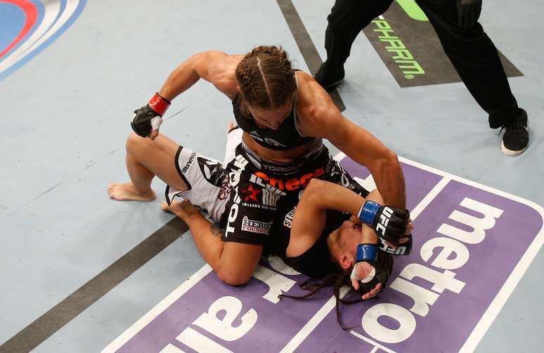 <p>A brasileira Jéssica Andrade chegou a assustar a americana Liz Carmouche no primeiro round, mas não resistiu à favorita americana na segunda parcial e foi derrota por nocaute na noite deste sábado, em Las Vegas, pelo UFC on Fox 8</p>
