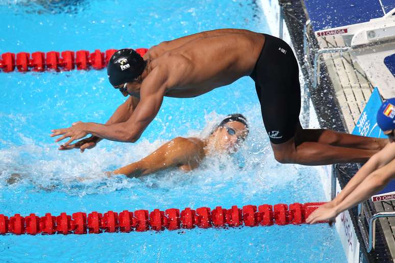 <p>Nicolas Oliveira salta durante revezamento 4x100 m livre</p>