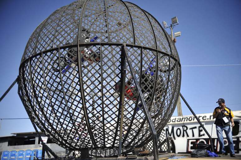 Uma das atrações do Moto Capital deste ano era o globo da morte