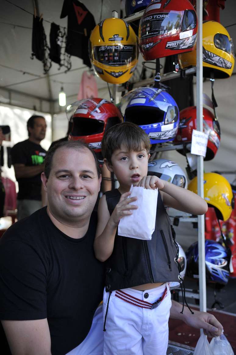 Matheus Rodrigues de Oliveira, que comprou uma moto há um ano e meio, levou Thiago, 6 anos, para conferir o evento