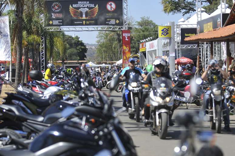 No sábado à tarde, motociclistas fizeram passeio por Brasília, reunindo cerca de 17 mil motos