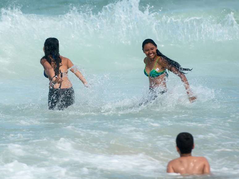 Garotas aproveitam praia no Rio de Janeiro