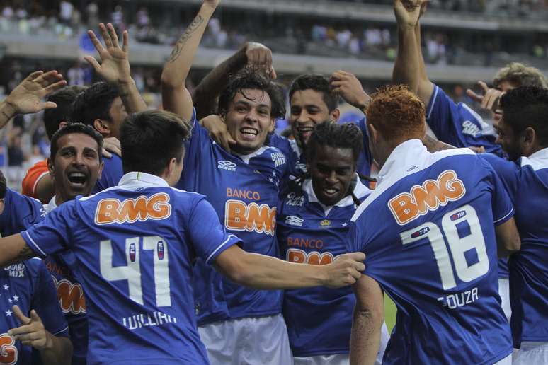 <p>Meio-campista fez dois dos quatro gols da equipe no clássico desta tarde</p>