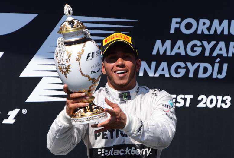 <p>Hamilton exibe troféu ao conquista o GP da Hungria</p>