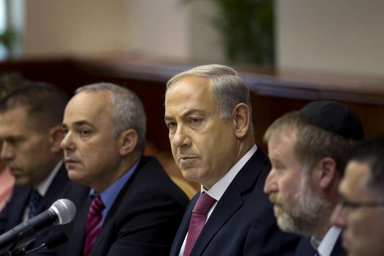 Netanyahu (centro) participa de reunião semanal de seu gabinete neste domingo, em Jerusalém
