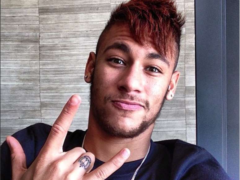 Com cabelo pintado, Neymar chegou à Espanha neste domingo sem alarde