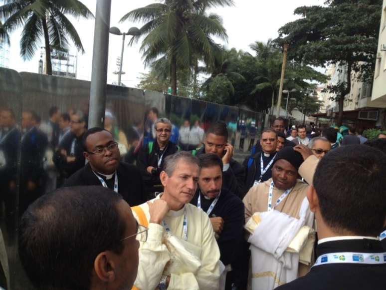 Padres celebram simbolismo de missa final na praia de Copacabana