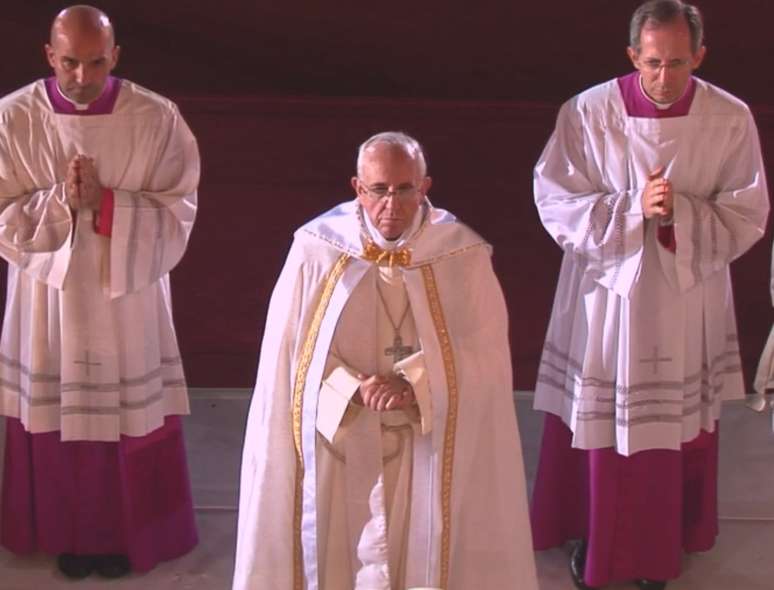 <p>Papa participa da Adoração do Santíssimo durante a vigília em Copacabana</p>