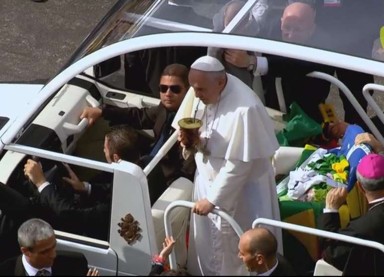 <p>Papa Francisco recebeu chimarrão de um peregrino neste domingo</p>