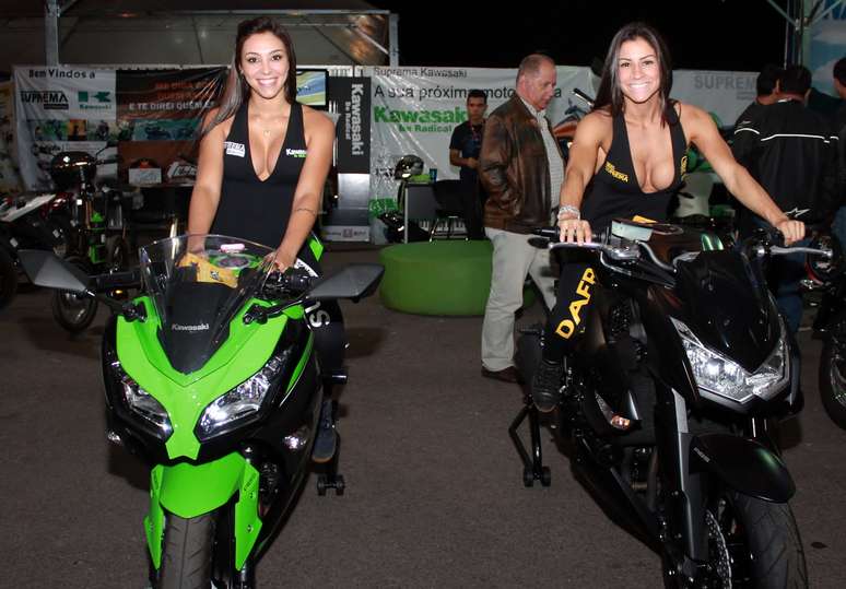 <p>Mulheres lindas e máquinas velozes fizeram a cabeça do público em evento de motociclistas no Distrito Federal</p>
