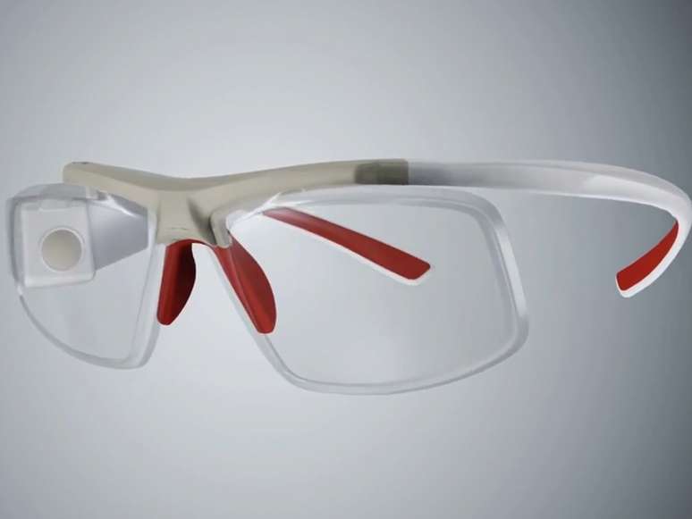 Projetor monocromático exibe as informações diretamente na lente do óculos, na região central - no Google Glass, os dados são exibidos em tela na lateral do aparelho