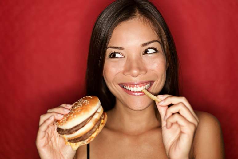 <p>Comer demais depois da academia ou nos momentos de estresse podem trazer grandes prejuízos para o corpo</p>