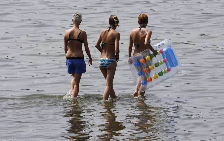 Jovens aproveitaram o dia de intenso calor para se refrescar em lago de Berlim