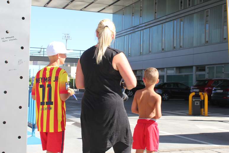 <p>Família dinamarquesa foi até o CT para acompanhar chegada de Neymar</p>