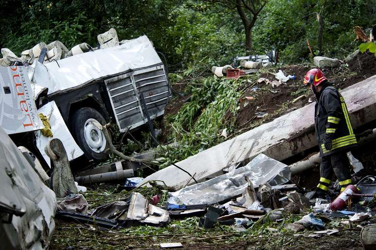 <p>Bombeiro trabalha junto aos destroços de ônibus que saiu de rodovia nas proximidades de Avellino</p>