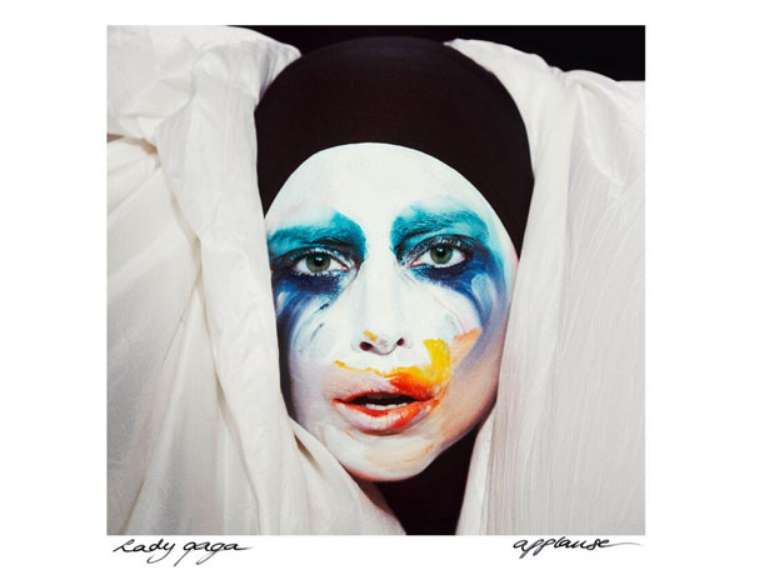 Capa de Applause, que será lançado oficialmente no dia 19 de agosto de 2013