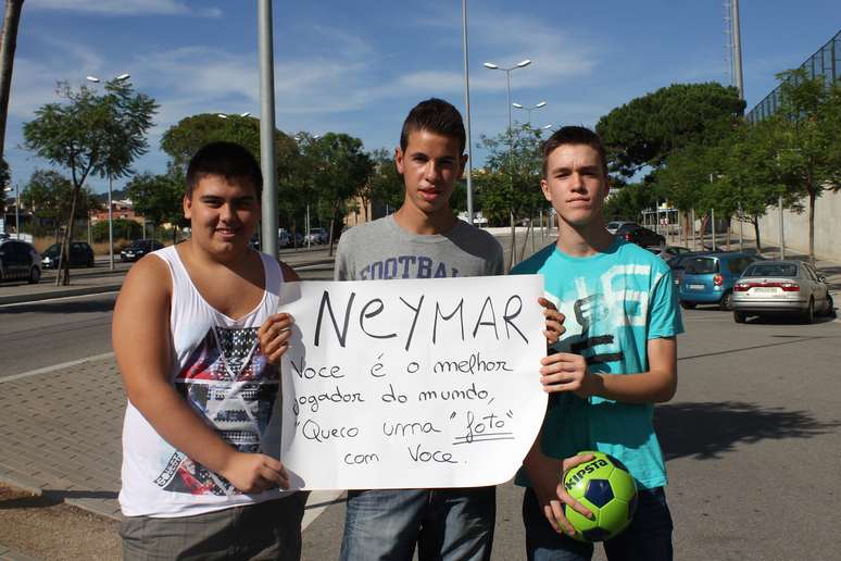 <p>Torcedores levaram cartaz em português para receber novo astro do time</p>