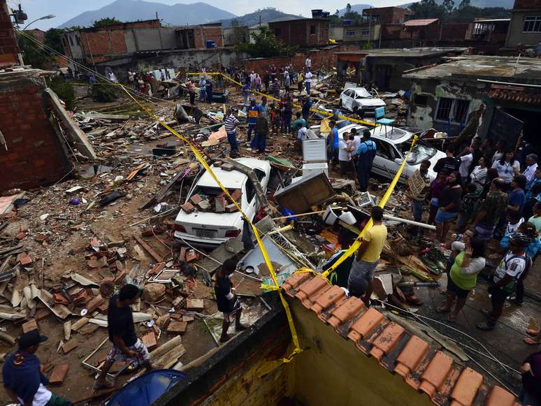 Rompimento de adutora na zona oeste do Rio de Janeiro causou morte e destruição nesta terça-feira