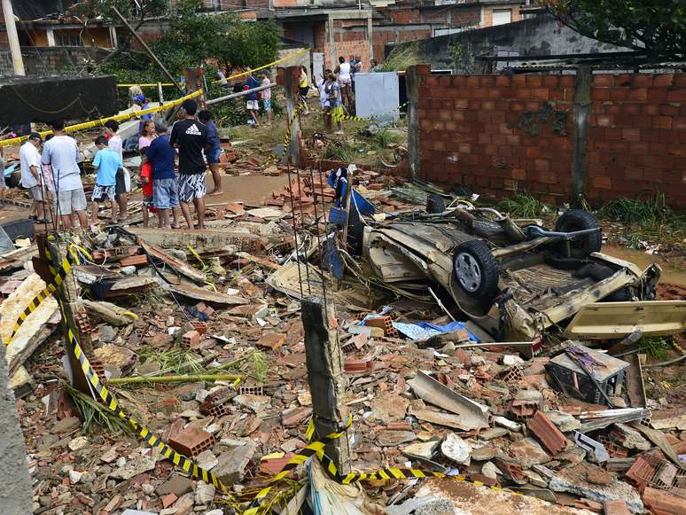 <p>Rompimento de adutora na terça-feira causou a morte de uma menina de três anos e destruiu casas e veículos na zona oeste do Rio de Janeiro</p>