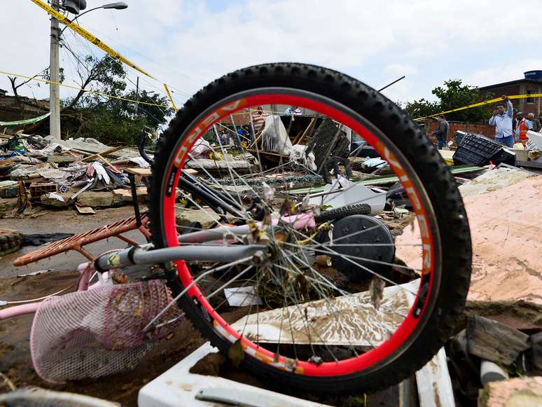 Rompimento de adutora na zona oeste do Rio de Janeiro causou a morte de uma criança e destruiu casas nesta terça-feira