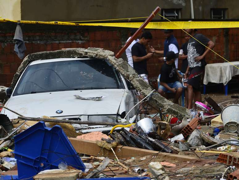 Rompimento de adutora na zona oeste do Rio de Janeiro causou a morte de uma criança e destruiu casas nesta terça-feira