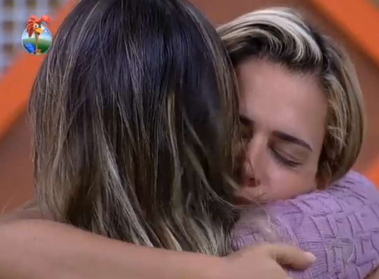 <p>Denise e Andressa se atacam, conversam e se abraçam</p>