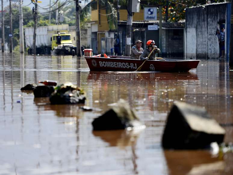 <p>Rompimento de tubulação da Cedae causou estragos na manhã desta terça-feira na estrada do Mendanha, em Campo Grande, zona oeste do Rio de Janeiro (RJ)</p>