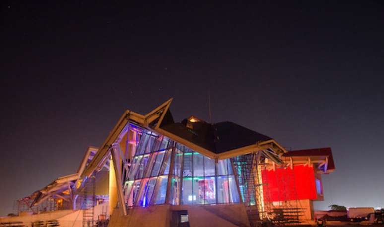 O Biomuseu, na Cidade do Panamá, foi o primeiro edifício desenhado pelo arquiteto Frank Gehry na América Latina. Considerado o nome mais importante da arquitetura contemporânea pela revista Vanity Fair, Gehry é conhecido por ter projetado o Museu Guggenheim de Bilbao; a Casa Dançante, em Praga; e o Walt Disney Concert Hall, em Los Angeles