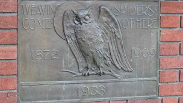 Símbolo de sabedoria, a coruja é usada também como talismã dos membros do Bohemian Club