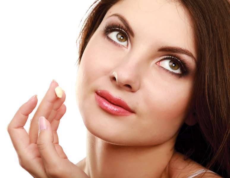 O primeiro passo é hidratar o rosto com um creme específico para o seu tipo de pele 