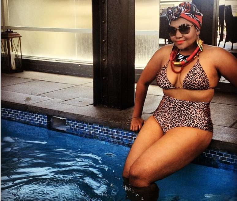 Gaby Amarantos posa para foto em dia de descanso; cantora escolheu biqu&iacute;ni de oncinha para relaxar