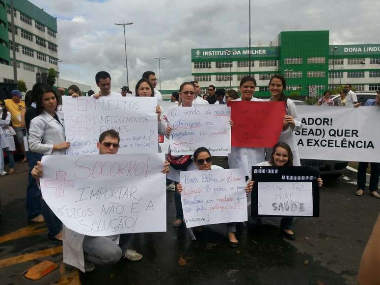 Manifestantes criticam a presidente Dilma e o ministro da Saúde, Alexandre Padilha, em protesto em Manaus (AM)