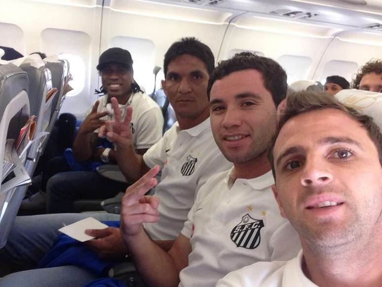Provável titular diante do Barcelona, Montillo tirou foto com Arouca, Durval e Mena no avião