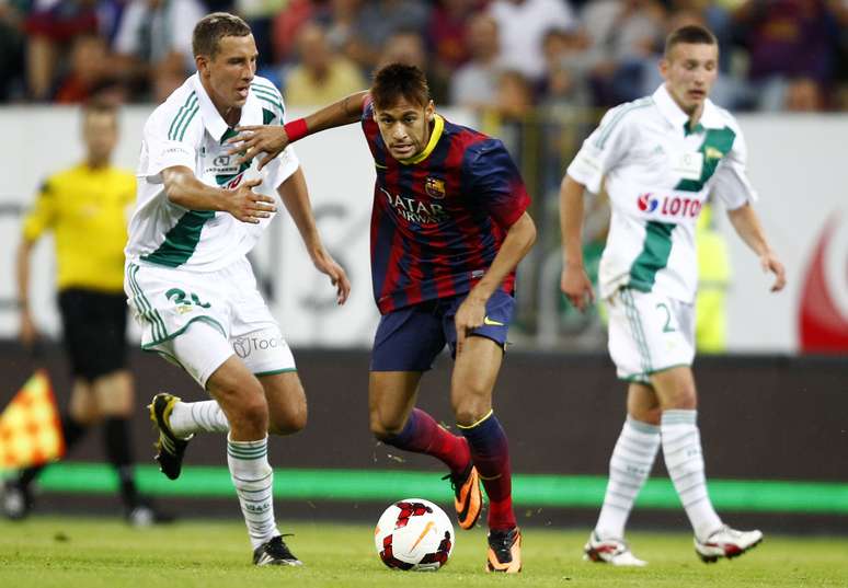 Neymar tenta passar por marcadores no final do amistoso entre Barcelona e Lechia Gdansk