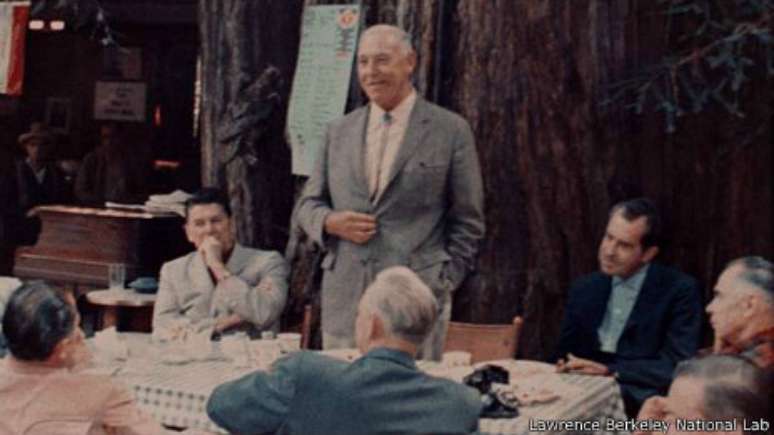 Reunião com ex-presidentes Ronald Reagan (dir.) e Richard Nixon (esq.), sentados