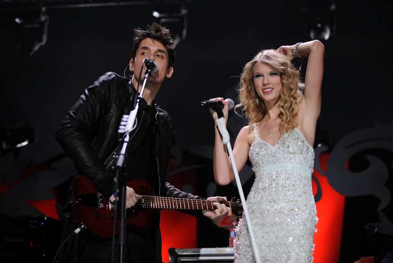 <p>Na foto, a cantora ao lado de John Mayer</p>