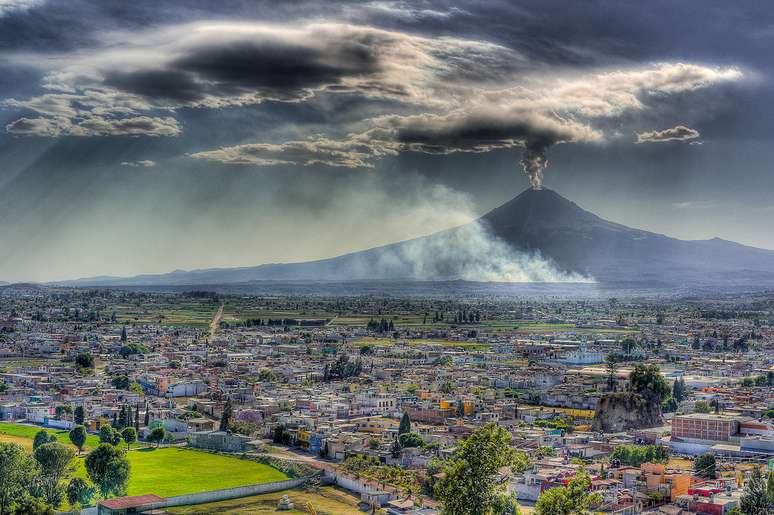 A cidade de Puebla, no México, é cercada por vulcões, que criam paisagens de cinema no entorno. O problema é que um deles, o Popocatepetl, é um dos mais ativos do mundo