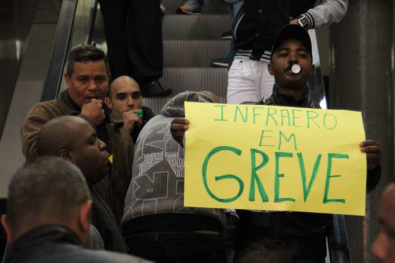 Aeroportuários protestaram com apitaço na manhã desta quarta-feira no aeroporto de Congonhas, em São Paulo