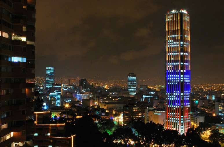 Prédio mais alto da Colômbia, a Torre Colpatria se destaca na paisagem de Bogotá com seus quase 200 metros e um sistema de iluminação que custou cerca de US$ 1 milhão