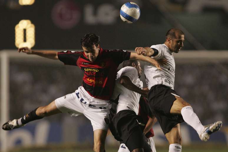 No segundo jogo da final da Copa do Brasil de 2008, Alício Pena Júnior foi muito criticado pelos corintianos