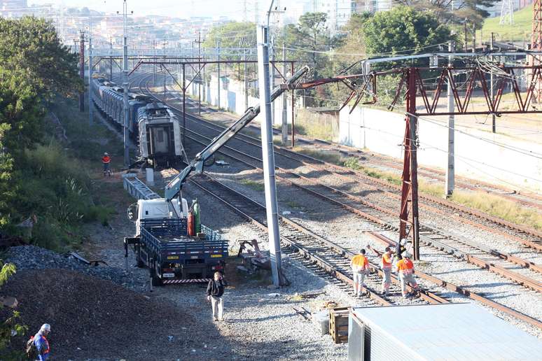 Funcionários da CPTM trabalham na manhã de hoje na retirada da composição que descarrilou