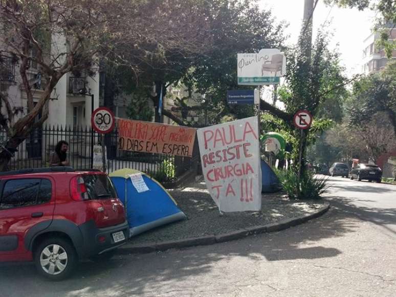 Amigos e familiares de Paula realizaram um protesto em frente ao Consulado da Argentina