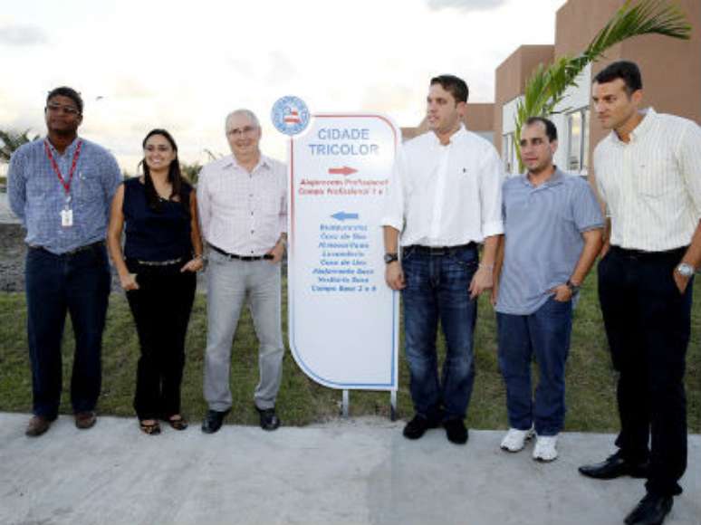 Recentemente, presidente destituído do Bahia (quarto, da esquerda para a direita) inaugurou novo centro de treinamento 