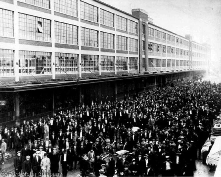 Depois de dobrar o salário, centenas de pessoas voltaram a procurar emprego na fábrica em 1914