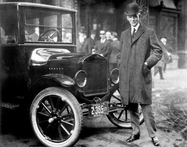Henry Ford ao lado do Modelo T, responsável pela popularização do carro como transporte