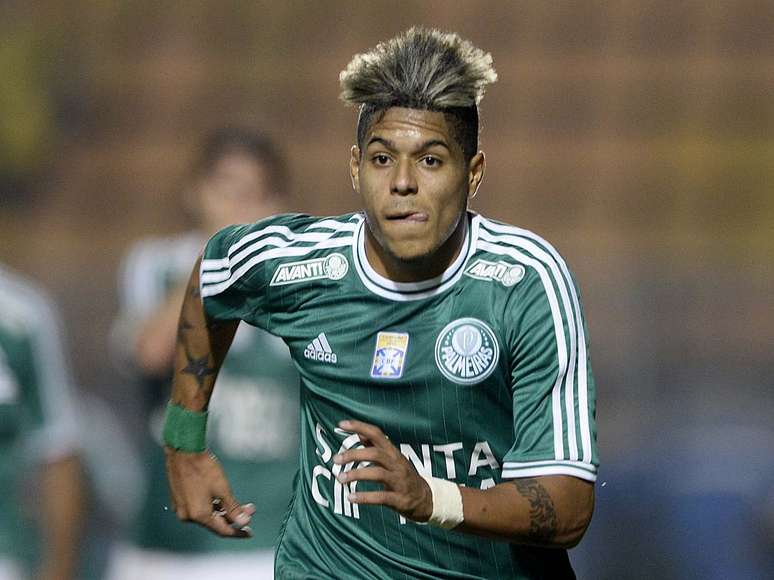 <p>Leandro joga atualmente com a camisa 38 - quando ele chegou ao Palmeiras, Maikon Leite vestia a 7</p>