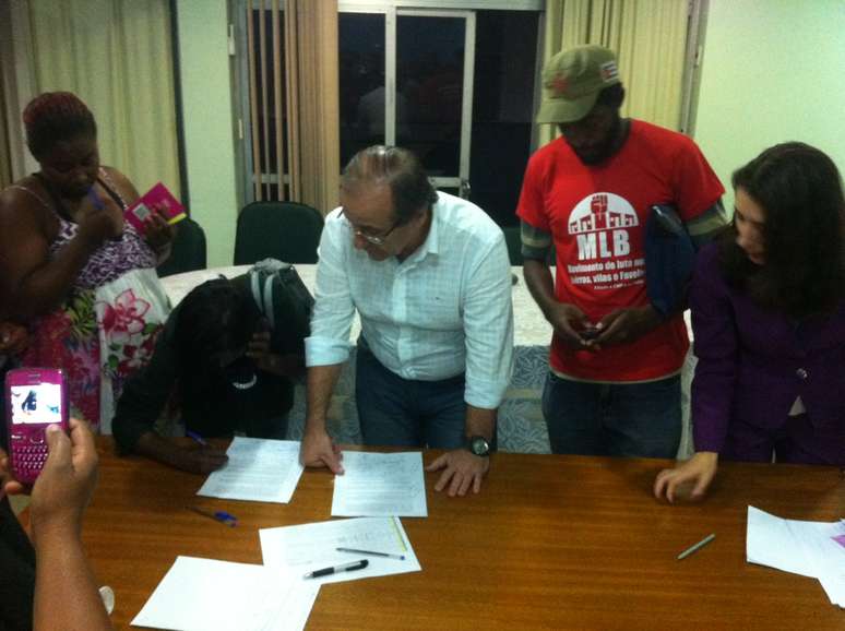 Leonardo Péricles, também representante do movimento, acompanha assinatura de acordo com a prefeitura